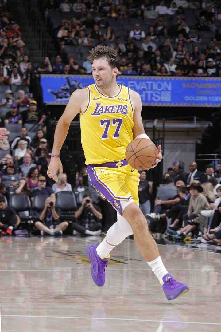 Logo三分太猛了!东契奇上半场10中5砍17分2板2助1断 5失误太多
