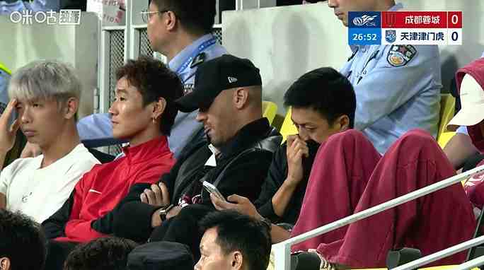 蓉城vs津门虎27分钟仍0-0，镜头给到本场停赛的韦世豪和费利佩